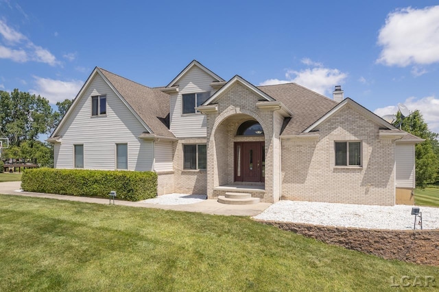 view of front facade with a front yard