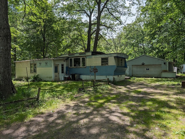 view of front of home featuring an outbuilding and a garage