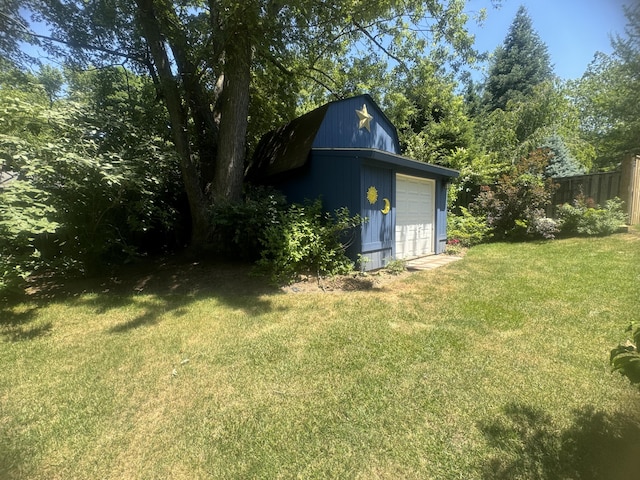 view of yard featuring an outdoor structure and a garage