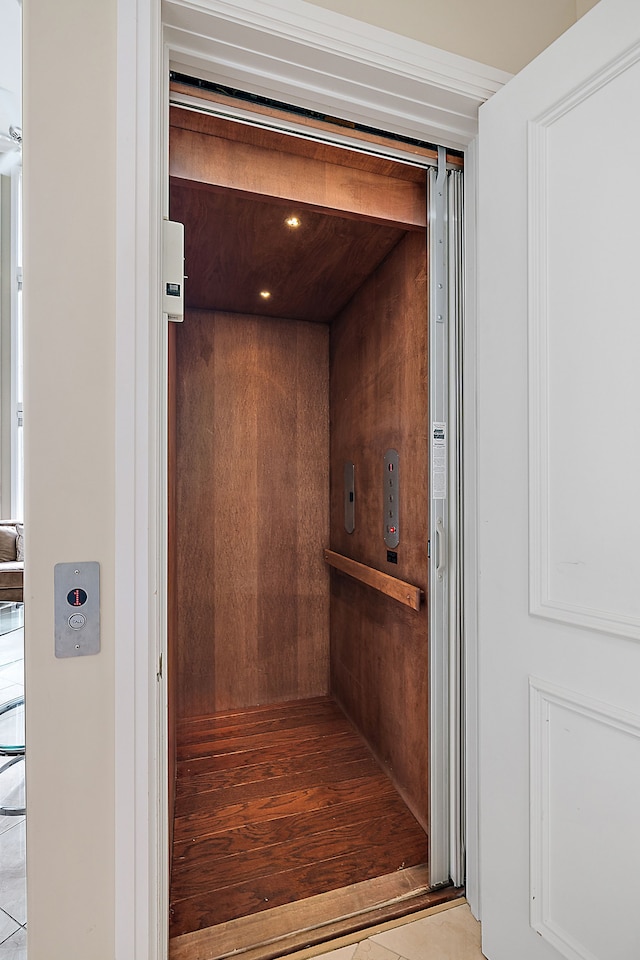 18 Sand Bar Ln, Detroit, MI 48214 - view of elevator