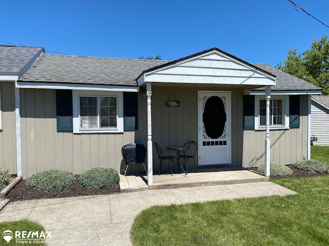 view of front of home with a porch and a front lawn