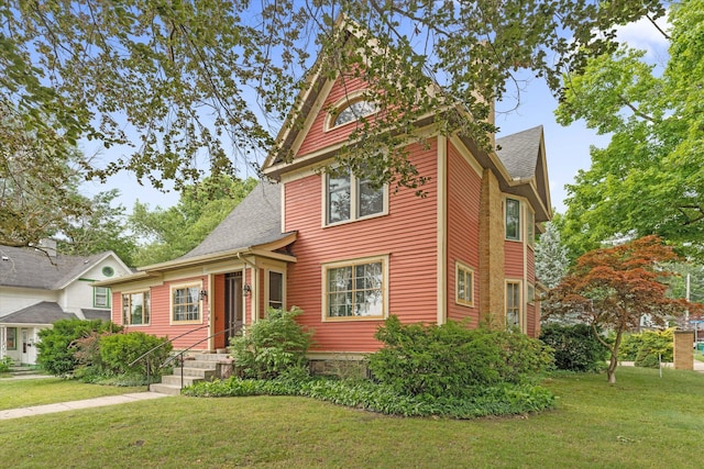 view of front facade with a front lawn