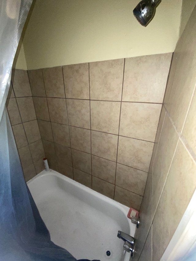 bathroom with shower / tub combo