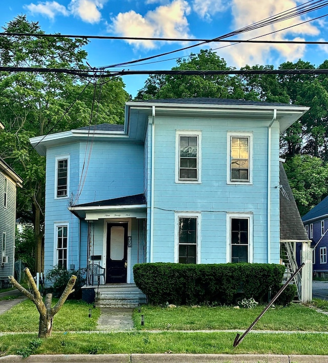 view of front of house featuring a front yard