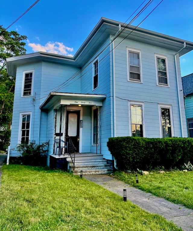 view of front of property featuring a front yard