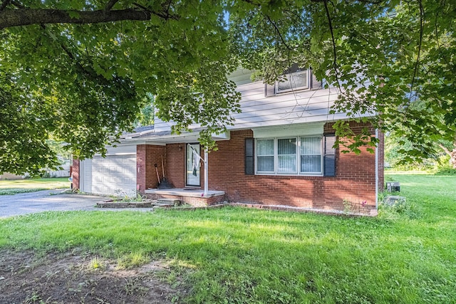 view of front of home featuring a front lawn