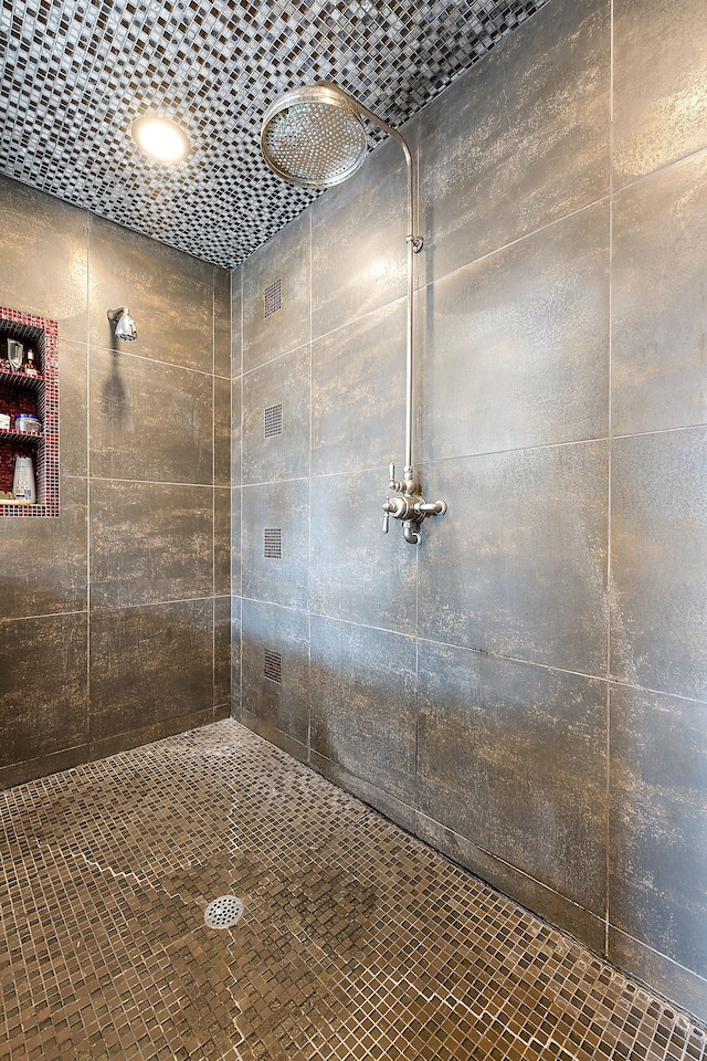 bathroom featuring a tile shower