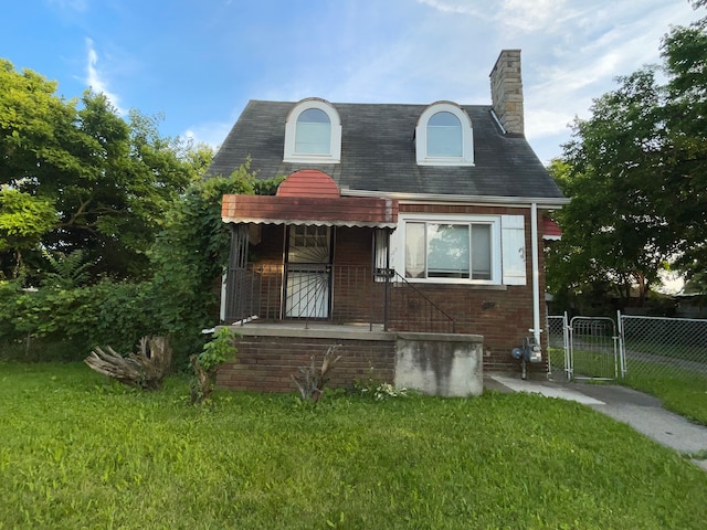 view of front facade featuring a front lawn