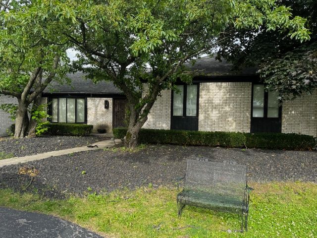 view of front facade featuring brick siding