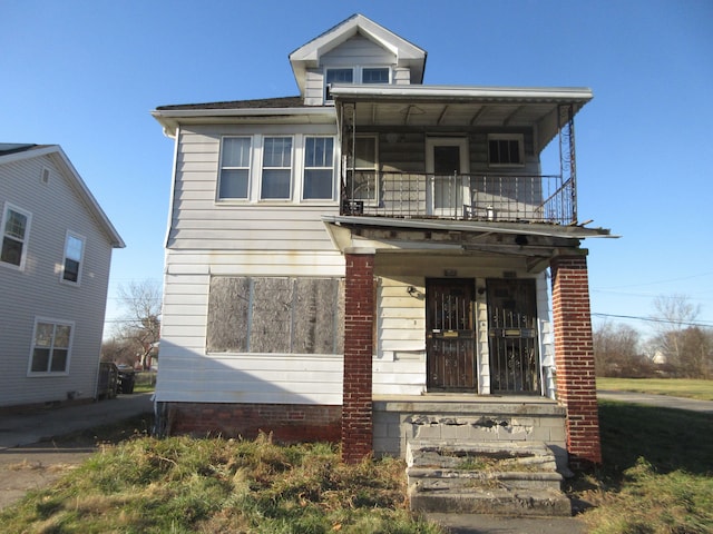 view of front of home featuring a porch and a balcony