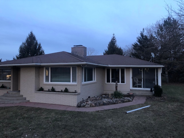 view of front of home featuring a front yard