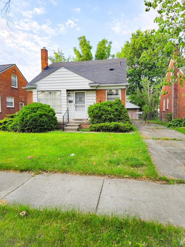 view of front of property featuring a front lawn