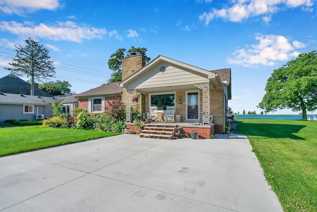 view of front of home with covered porch and a front yard