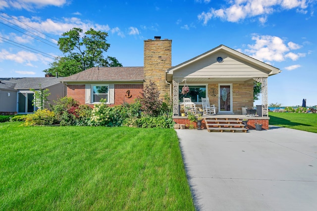 view of front of home with a front lawn and covered porch