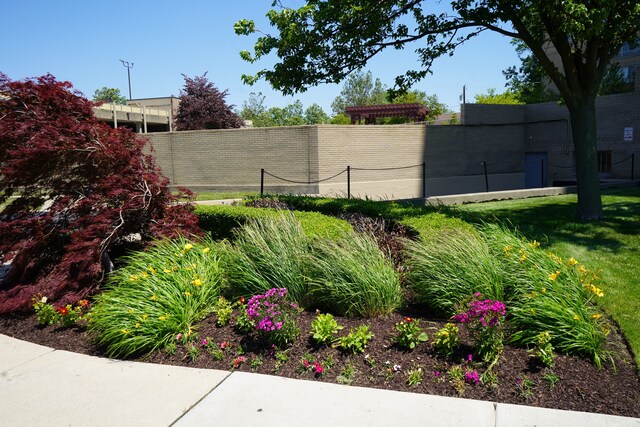 8900 E Jefferson Ave Unit 624, Detroit, MI 48214 - view of yard