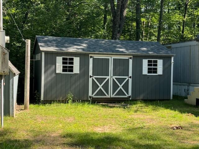 view of outdoor structure featuring a yard