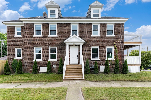 colonial inspired home with a front yard