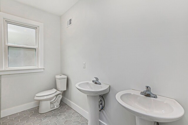 392 Philip St, Detroit, MI 48215 - bathroom with a sink, baseboards, toilet, and tile patterned floors