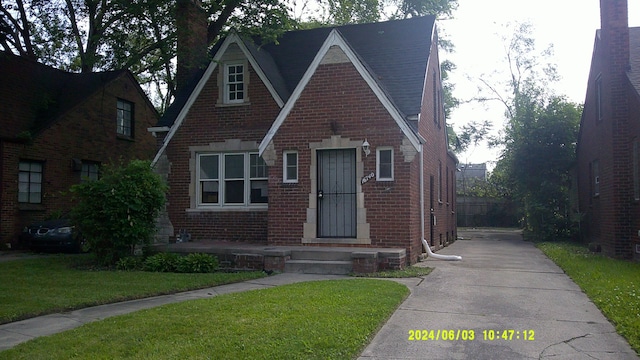 view of front facade with a front yard