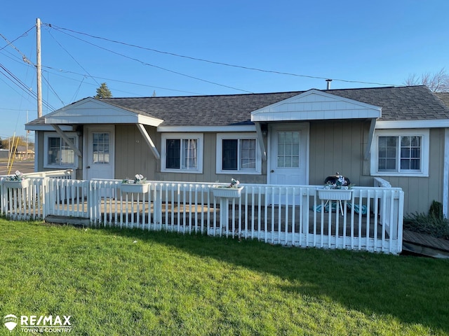 view of front of property featuring a deck and a front yard