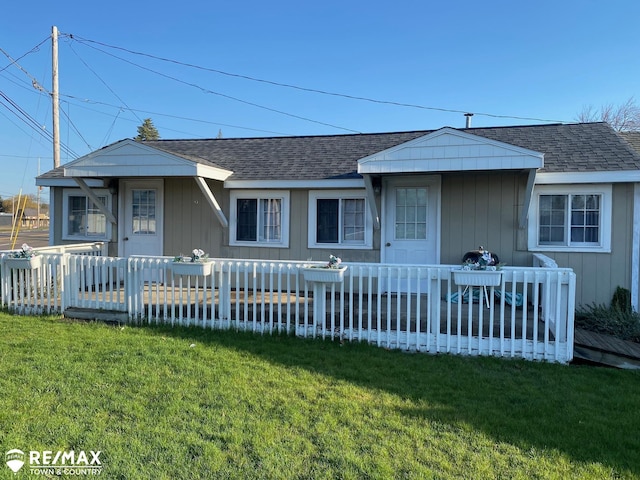 6344 W Houghton Lake Rd, Houghton Lake, MI 48629 - bungalow with roof with shingles and a front lawn