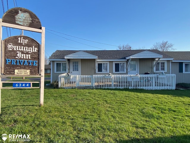 6344 W Houghton Lake Rd, Houghton Lake, MI 48629 - view of front facade with a shingled roof