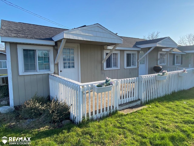 view of front of home with a front lawn