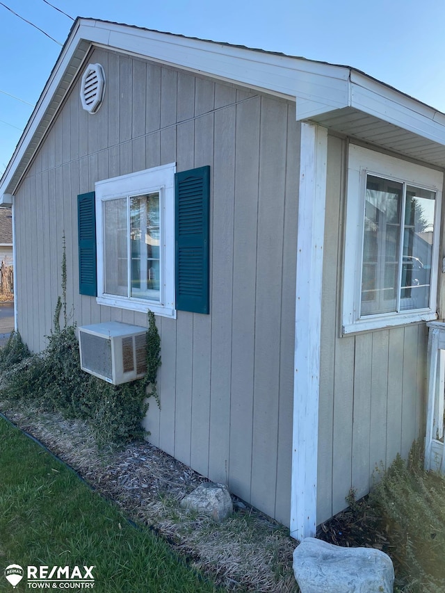 6344 W Houghton Lake Rd, Houghton Lake, MI 48629 - view of side of home