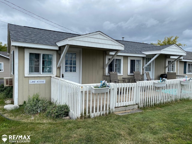 view of front of house featuring a front lawn