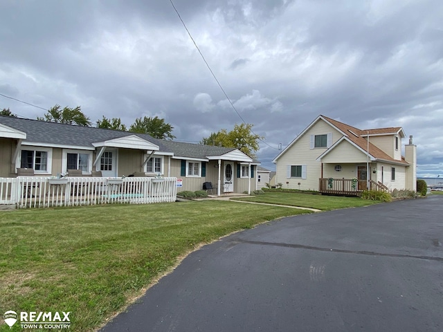 view of front of property with a front yard