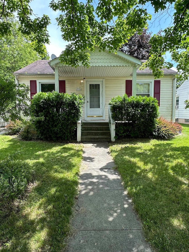 bungalow featuring a front yard