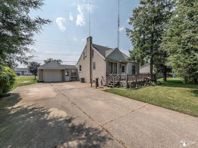 view of front of house featuring a front yard, a garage, and cooling unit