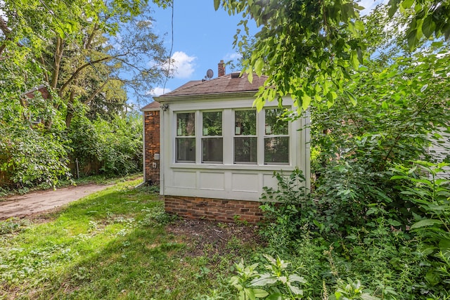 view of side of property featuring a yard