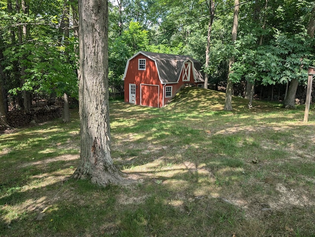 view of yard featuring an outdoor structure