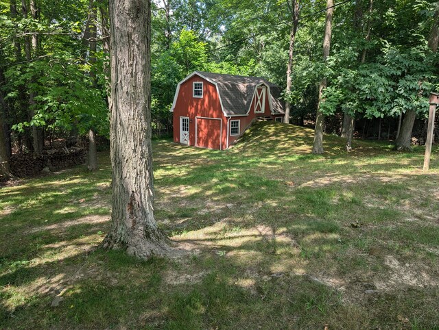 3641 Green Lake Rd, West Bloomfield, MI 48324 - view of grassy yard with a detached garage, a barn, and an outdoor structure