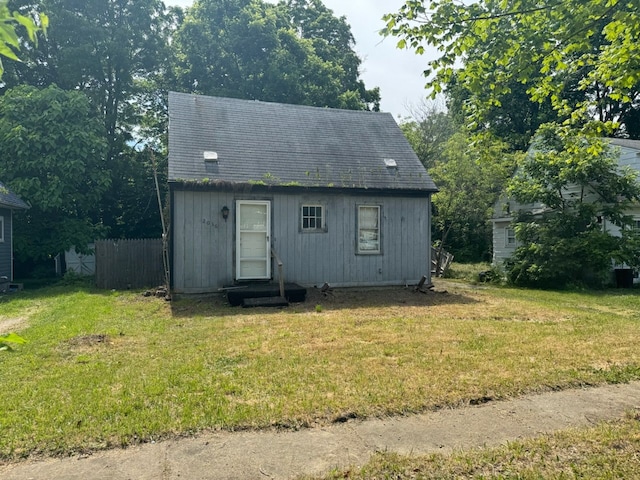 view of front of property featuring a front lawn