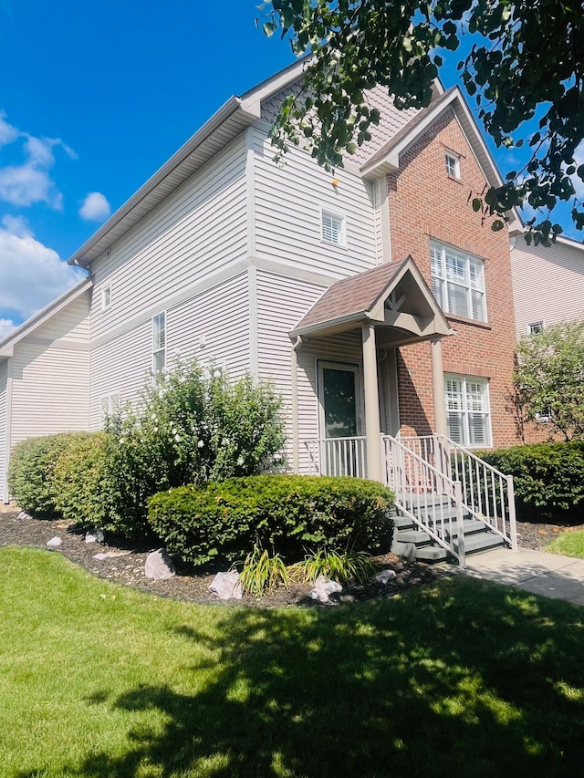 view of front of property featuring a front lawn