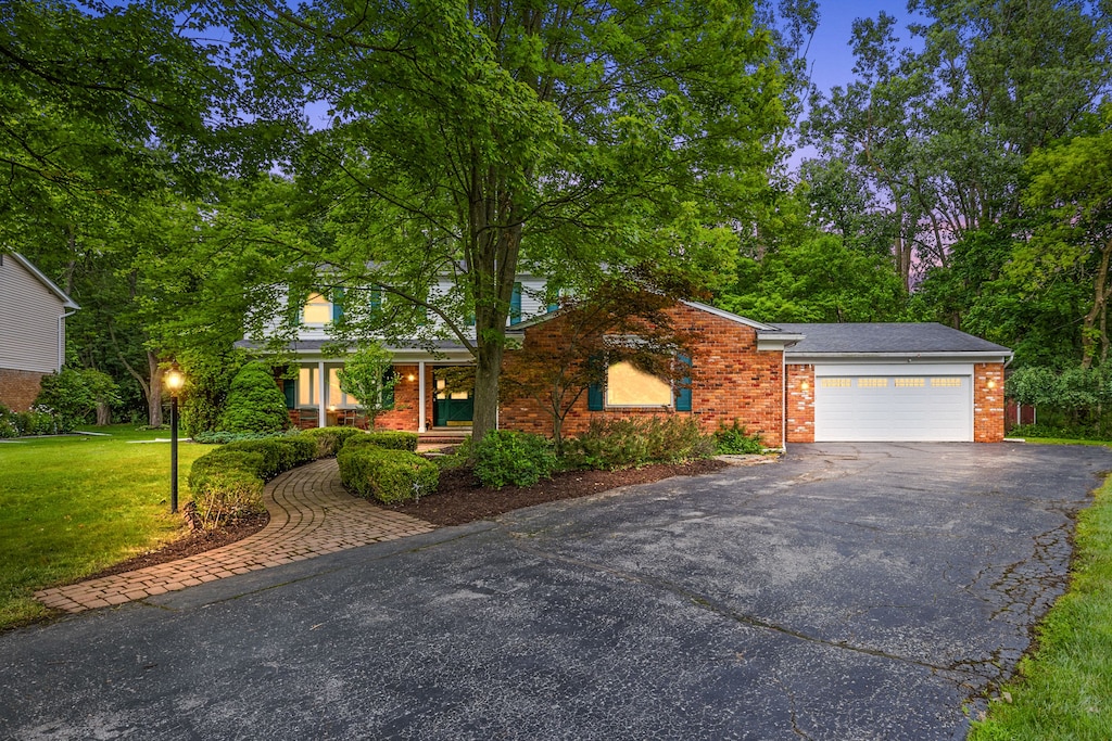 view of front facade featuring a front yard and a garage