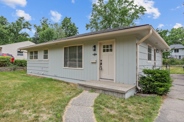 view of front of house featuring a front lawn