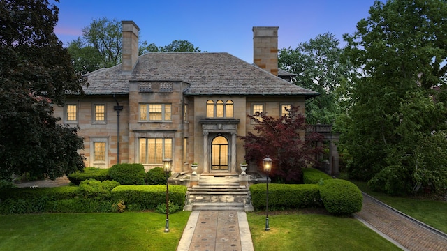 view of front facade with a lawn