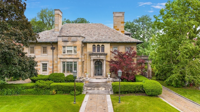 view of front of home with a front lawn