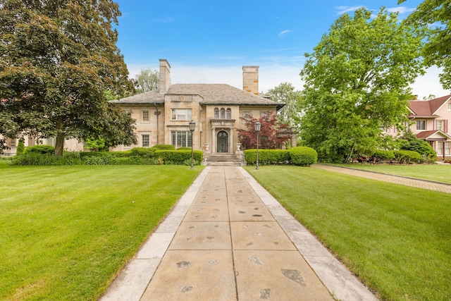 view of front of home with a front lawn