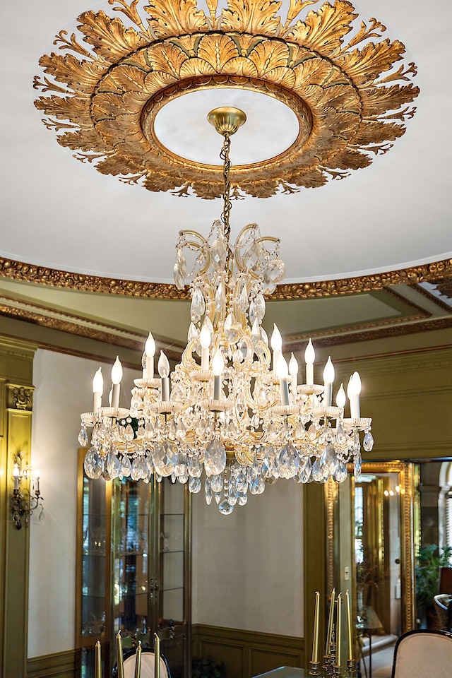 room details featuring an inviting chandelier