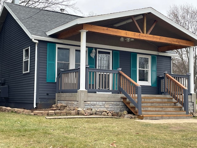 view of front of property featuring a porch and a front yard