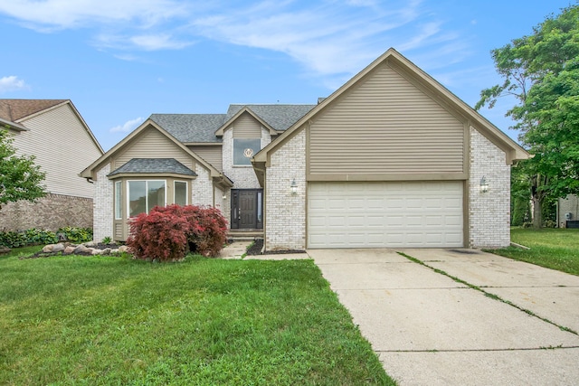 view of front of property featuring a front yard