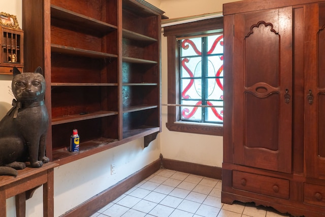 37539 Palmer Woods Blvd, Sterling Heights, MI 48312 - mudroom featuring light tile patterned floors and baseboards