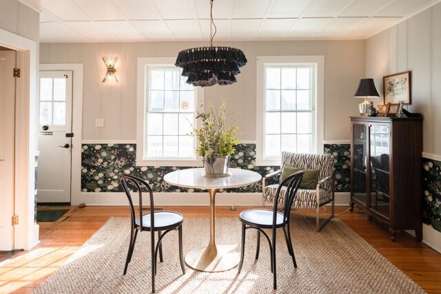 dining space with a chandelier, breakfast area, and light hardwood / wood-style floors