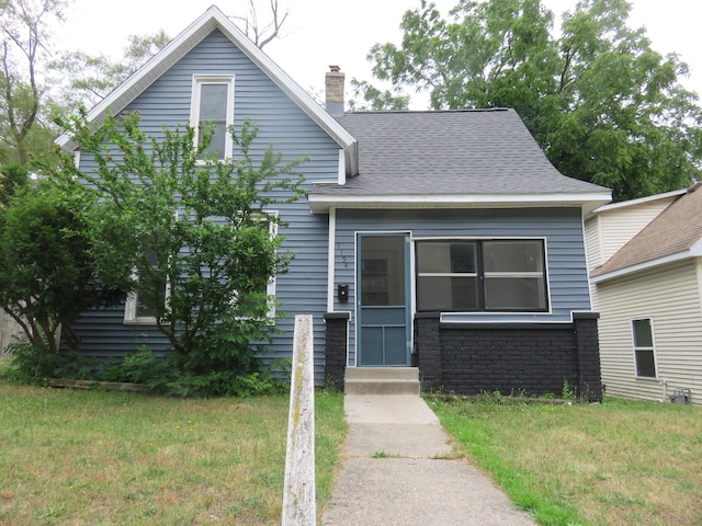 view of front of home featuring a front yard