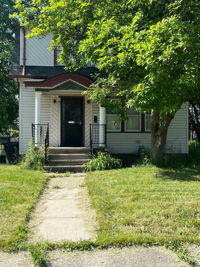 view of front of house with a front lawn