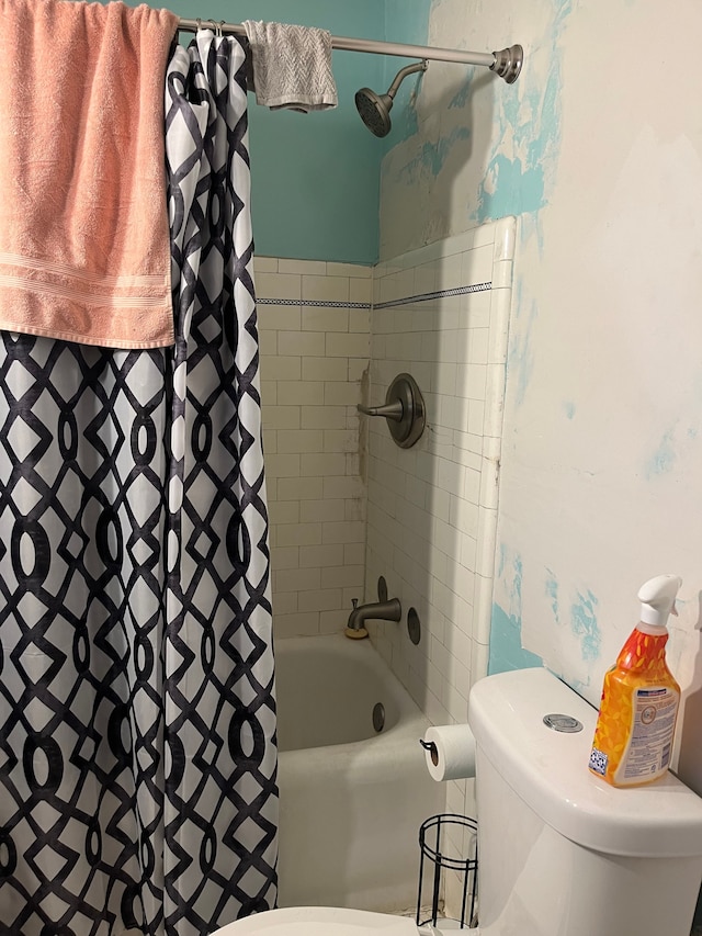 bathroom featuring toilet and shower / bath combo with shower curtain